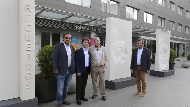El artista Julio Luzán, a la izquierda, junto al alcalde de Huesca y representantes institucionales y de la Asociación de Alzhéimer de lo que sería el Monumento de los Recueros y los Deseos.