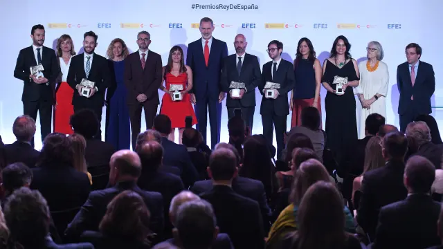 Felipe VI posa junto a los premiados de los Premios Rey de España.