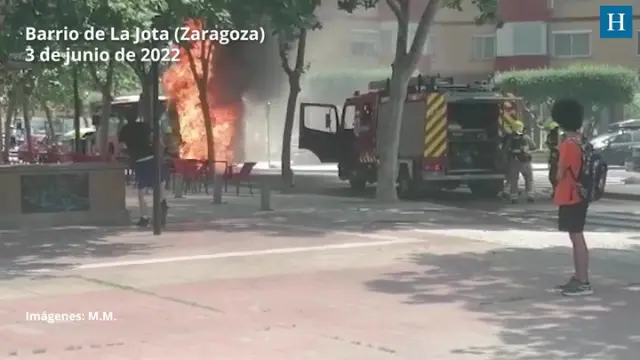 El autobús ha comenzado a arder en el barrio zaragozano de La Jota