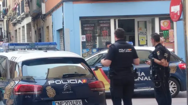 Agentes de la Policía Nacional, en la calle Cerezo, poco después de ocurrir los hechos