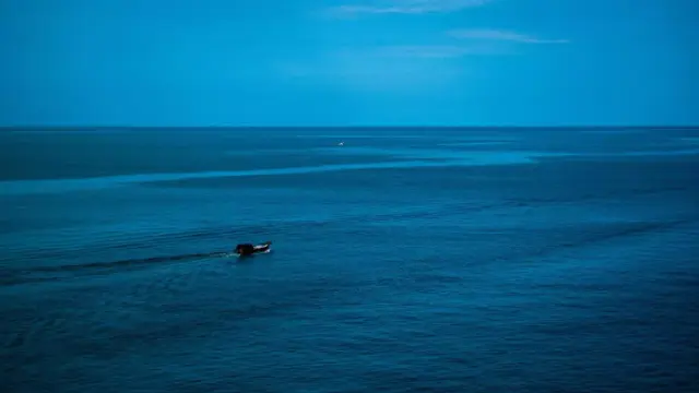 Imagen de archivo de un bote navegando en el Pacífico