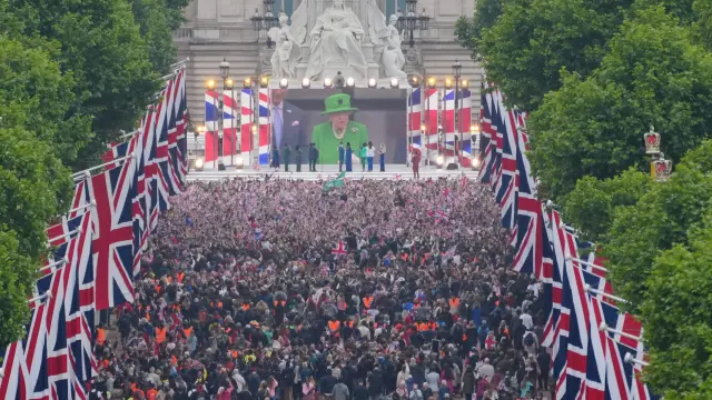 Miles de personas ante el Palacio de Buckingham