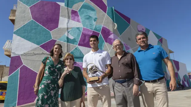 Carlos Alcaraz (c), padres y abuelos posan junto al nuevo grafiti realizado en su honor, en El Palmar (Murcia).