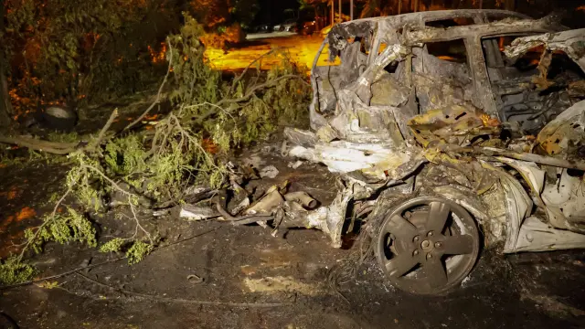 Un coche destruido este domingo en Donetsk.