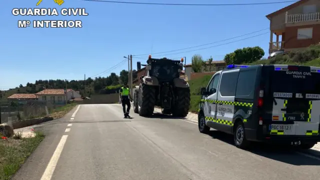 La Guardia Civil de Tráfico de Monreal del Campo observó que el vehículo agrícola estaba a los mandos de alguien que parecía menor de edad.