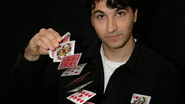 Ángel de Asís, que realiza sus juegos de magia con cartas y monedas.