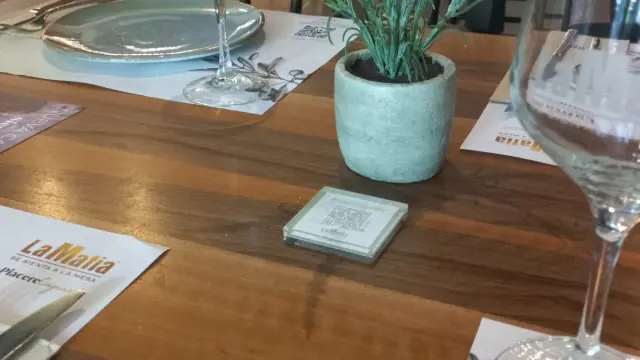 El código QR de la carta no es el único que se puede ver ya sobre la mesa, también el de pagar como en el restaurante La Mafia