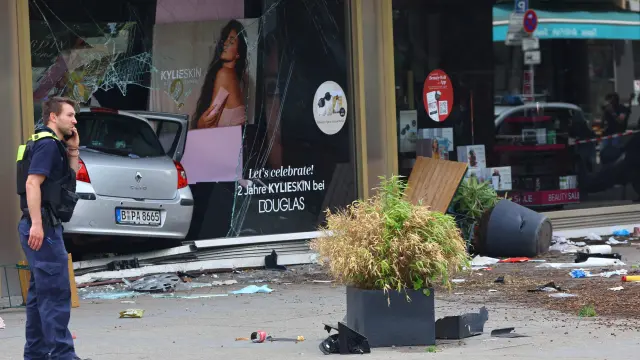 SENSITIVE MATERIAL. THIS IMAGE MAY OFFEND OR DISTURB Police work at the crash site, next to a dead person on the street, after a car crashed into a group of people, injuring dozens of others, at Tauentzien Strasse near Kaiser Wilhelm Gedaedtniskirche church in Berlin, Germany June 8, 2022. REUTERS/Fabrizio Bensch GERMANY-CRASH/