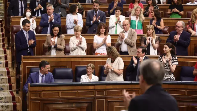 El presidente del Gobierno, Pedro Sánchez, es aplaudido tras intervenir en una sesión plenaria de este miércoles en el Congreso.