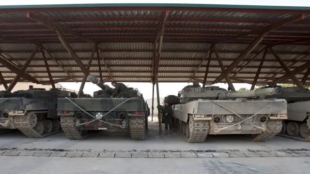 Un grupo de tanques Leopard aparcados al lado del campo de maniobras de San Gregorio, en 2012, poco antes de ser trasladados al cuartel de Casetas donde fueron desmontados hace diez años y se guardan.
