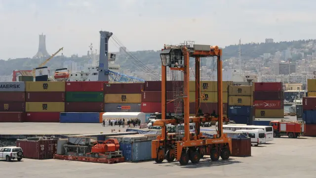 Instalaciones portuarias en Argel.