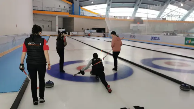 Un entrenamiento de las aulas de tecnificación de curling.