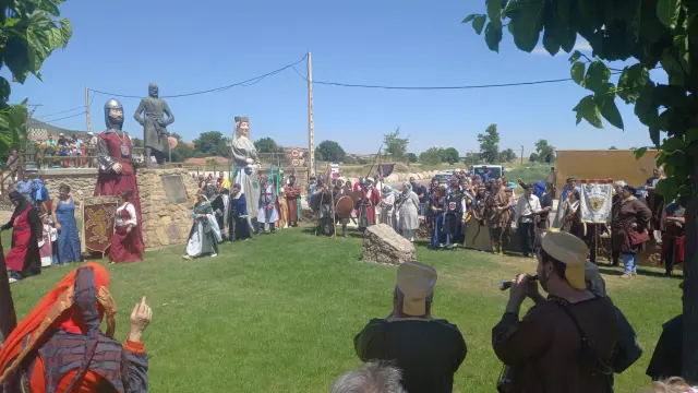 Concentración de los participantes en el Encuentro en torno a la escultura del Cid.