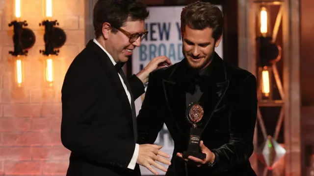 Ben Power recogiendo el premio a mejor obra de las manos del actor Andrew Garfield