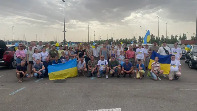 Grupo de participantes en la marcha de coches en apoyo al pueblo ucraniano.