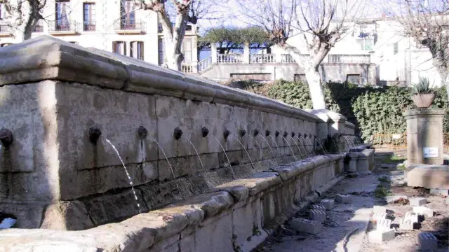 La Fuente Lupina, de 72 caños, en la Glorieta Telmo Lacasa de Alcañiz.