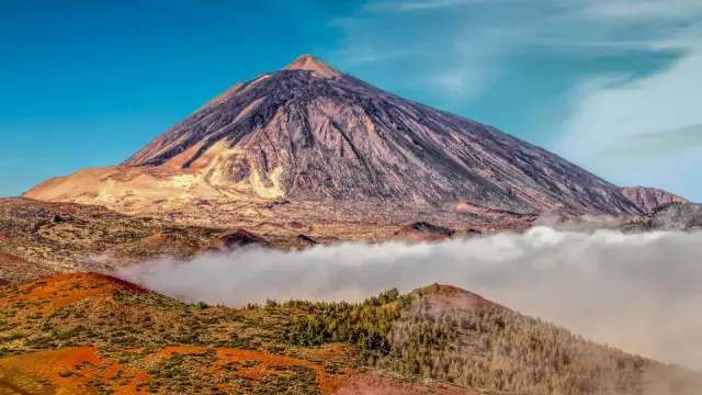 Imagen de Teide, en la isla de Tenerife; esta cumbre de origen volcánico es la más alta de España.