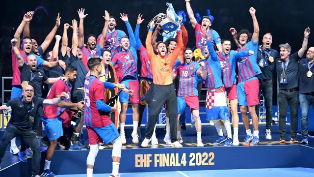 La plantilla del FC Barcelona de balonmano celebra el triunfo en la Liga de Campeones.