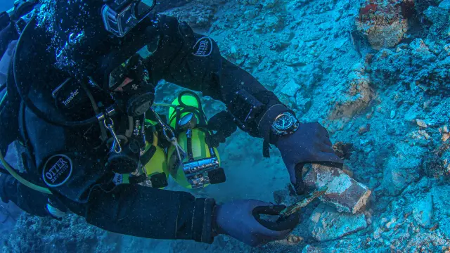Arqueólogos europeos encuentran una enorme cabeza de mármol en el mar Egeo