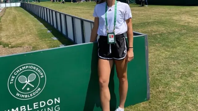 Irene Burillo pasa en las instalaciones de Wimbledon.