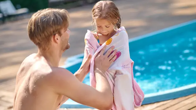 Cuánto antes se seque una toalla, antes podrás volver a usarla en una piscina.