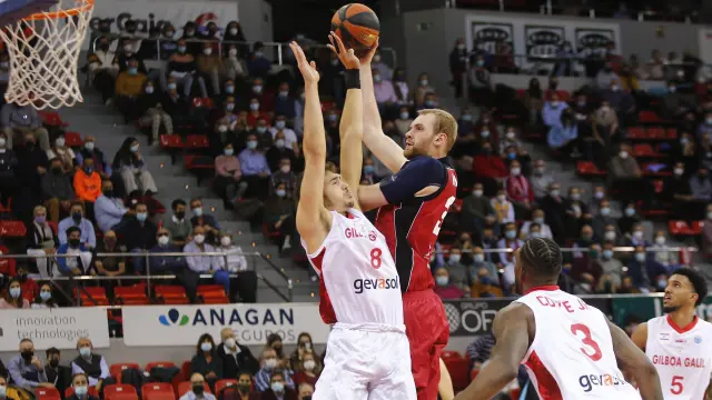 Hlinason lanza a canasta en el partido que la temporada pasada significó la eliminación en la FIBA Europe Cup.