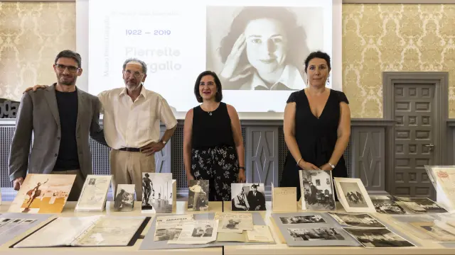 Rubén Castells, Jean Anguera, Sara Fernández y Camille Anguera, ante parte de la documentación de Pierrette Gargallo.