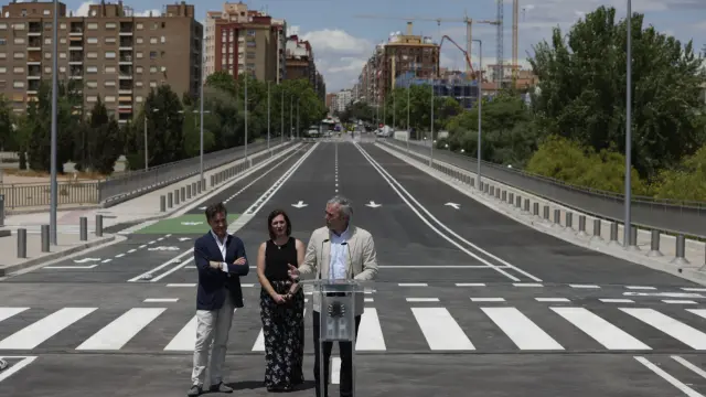 El alcalde, Jorge Azcón, el concejal de Urbanismo, Víctor Serrano, y la vicealcaldesa, Sara Fernández, en la inauguración de la prolongación de Tenor Fleta.