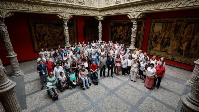 Imagen de las 99 asociaciones beneficiarias en la Convocatoria CAI-Ibercaja de Proyectos Sociales 2022, en el Patio de la Infanta.