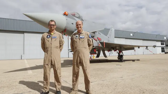 El jefe de pilotos de Airbus, Ignacio Lombo Moruno (i), y jefe de pilotos de Getafe Carlos Pinilla (d), posan junto a un modelo de Eurofighter