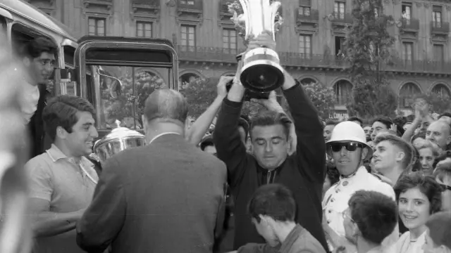 Enrique Yarza, portero del Real Zaragoza, con la Copa de Ferias conquistada ante el Valencia