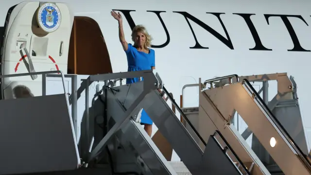 La primera dama de Estados Unidos, Jill Biden, saluda a su llegada este domingo a la base de Torrejón de Ardoz