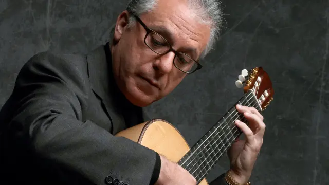 Romero ha dado miles de conciertos, llevando la guitarra española a numerosos rincones del planeta.