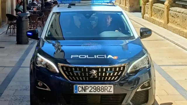 Una patrulla de la Policía Nacional en el centro de Huesca.