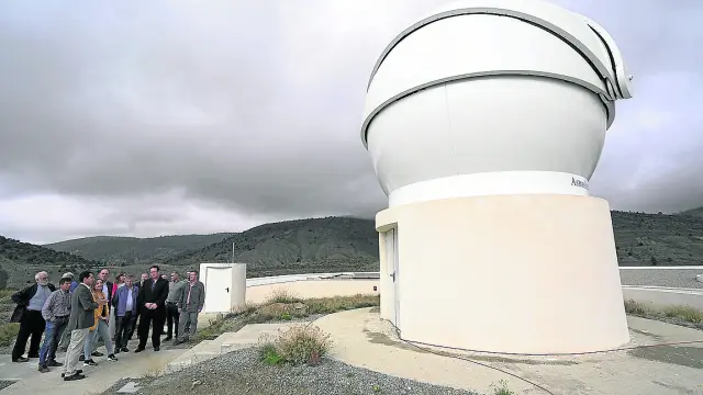 La zona de cúpulas -en la foto, en una visita institucional- permite la observación con telescopios.