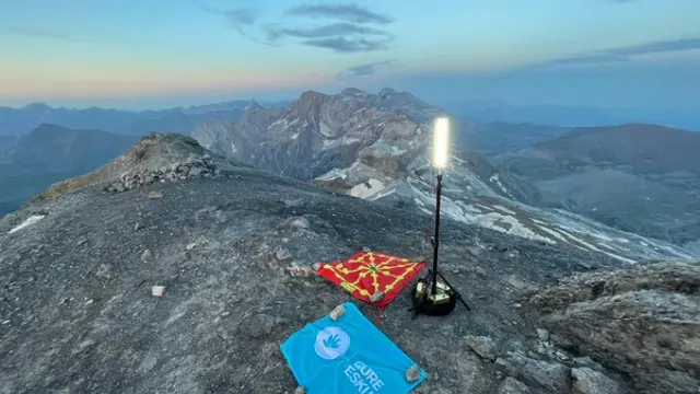 Luminaria en el pico Taillón: una de las cumbres aragonesas a las que los independentistas llevaron sus focos y banderolas fue esta cumbre de 3.144 metros situado en el parque nacional de Ordesa y Monte Perdido.