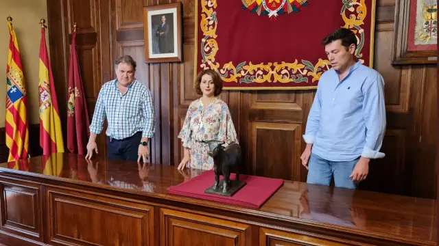 El Ayuntamiento de Teruel recibe la copia del Torico en bronce