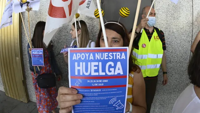 Trabajadores de Ryanair en huelga, en una de las protestas en el aeropuerto de Barajas.