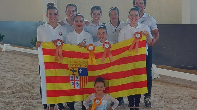 El equipo del Club de Volteo Hípica Nuestra Señora de Salas de Huesca