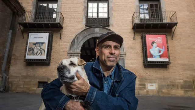 Sergio Muro, con su perro, ante el Museo Pablo Gargallo.