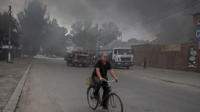Un hombre monta en bicicleta después de un ataque ruso a la ciudad ucraniana de Sloviansk