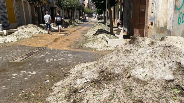 Un día después de la tormenta, algunas calles de Andorra siguen cubiertas de montones de granizo