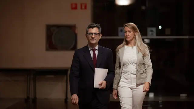 El ministro de la Presidencia, Relaciones con las Cortes y Memoria Democrática, Félix Bolaños, y la delegada del Gobierno en Cataluña, Maria Eugènia Gay Rosell, a su llegada a una rueda de prensa este viernes.