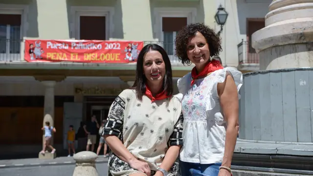 María Domingo -a la izquierda- y Belén Martínez son el primer dúo femenino en anudar el pañuelico al cuello del Torico