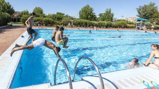 Varios jóvenes, en la piscina municipal del Actur