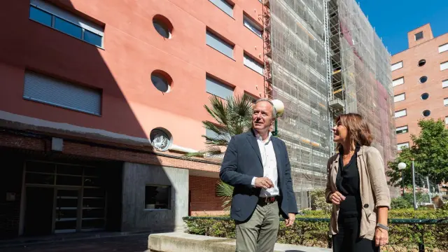 Visita del alcalde, Jorge Azcón, a las viviendas públicas