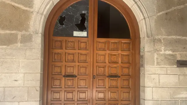 El agresor rompió los cristales de la parte superior de la puerta de entrada a la Casa Parroquial.
