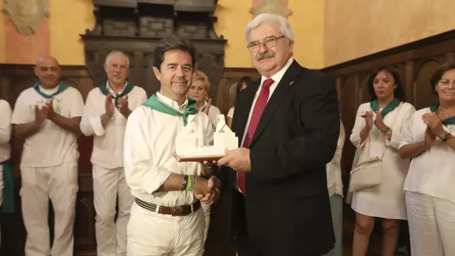El alcalde de Huesca, Luis Felipe, entrega el premio del homenaje a Jesús Monter, presidente de la Casa de Aragón Lérida en 2018.