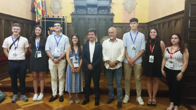 Recepción de los representantes de la EYP, el alcalde de Huesca, Luis Felipe Serrate; y el Concejal de Derechos Sociales, Arturo Biarge.
