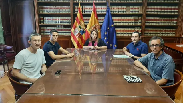 Representantes de los sindicatos Acaip-UGT y CSIF de las prisiones de Aragón reunidos con la delegada del Gobierno, Rosa María Serrano.